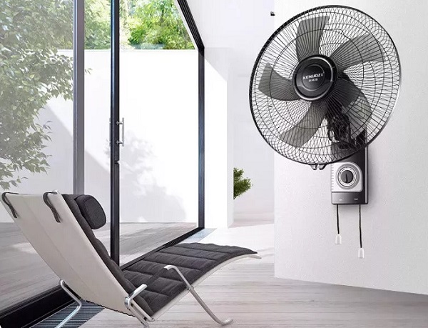 Quạt treo tường thường đi kèm với các tính năng điều khiển tốc độ gió và hướng gió