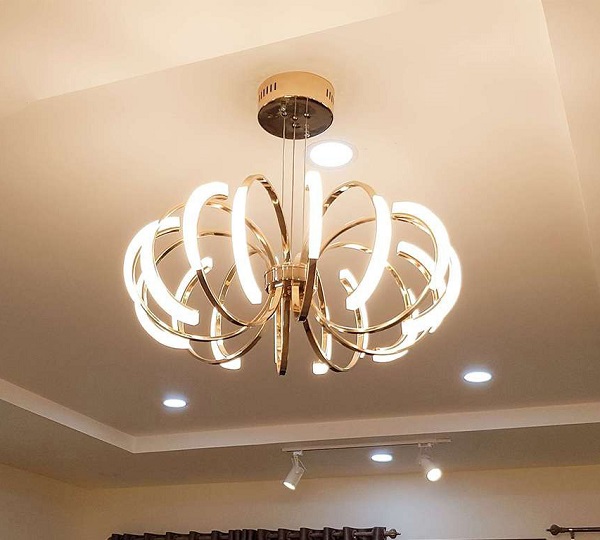 Đèn chùm hiện đại thường sử dụng công nghệ LED hoặc đèn sợi đốt tiết kiệm năng lượng