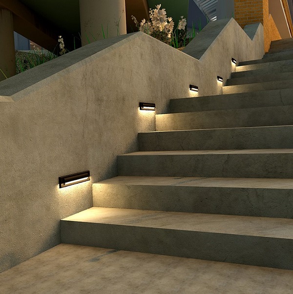 Đèn hắt cầu thang có thiết kế nhỏ gọn và linh hoạt, dễ dàng lắp đặt trên nhiều loại cầu thang khác nhau