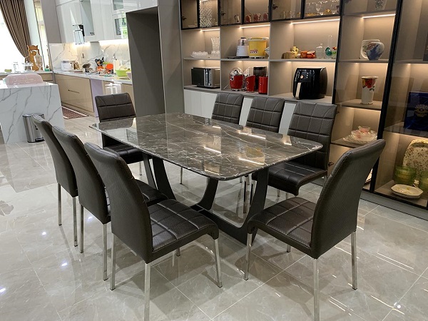 Bàn ghế ăn mặt đá có thể có nhiều kiểu dáng và thiết kế khác nhau