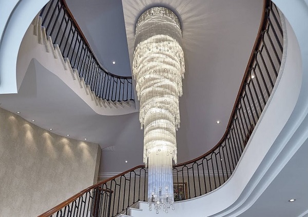 Đèn thả thông tầng cầu thang thường tạo ra ánh sáng mềm mại và lan tỏa đều