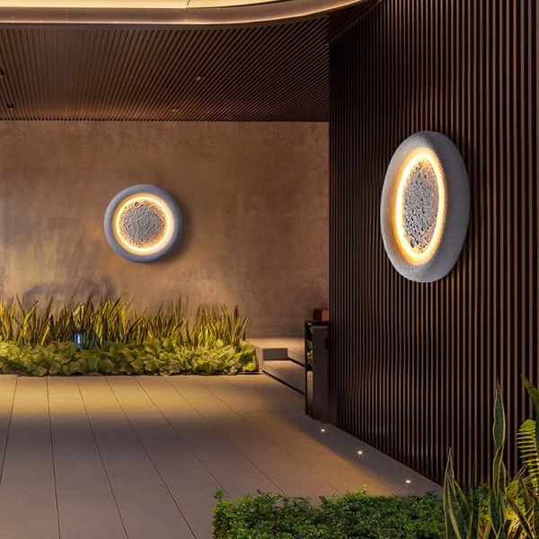 Đèn ốp tường trang trí sân vườn là một phần quan trọng trong việc tạo ra không gian ngoại thất đẹp mắt và đầy ấn tượng