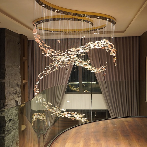 Với sự tiến bộ trong công nghệ, nhiều mẫu đèn chùm thông tầng hiện đại có thể điều chỉnh được độ sáng và màu sắc