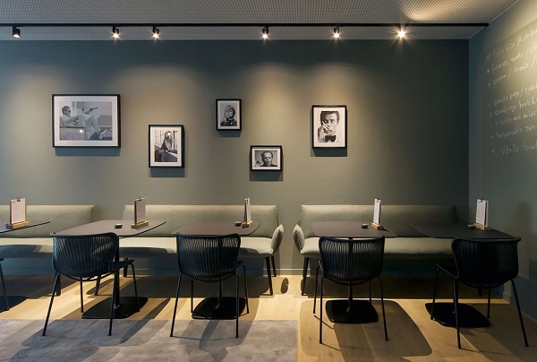 Ánh sáng từ đèn trang trí không chỉ mang lại vẻ đẹp thẩm mỹ mà còn có tác động lớn đến trải nghiệm của khách hàng