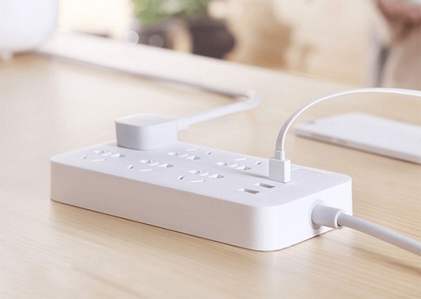 Ổ cắm điện đa năng thường được thiết kế để chứa nhiều loại cắm điện khác nhau