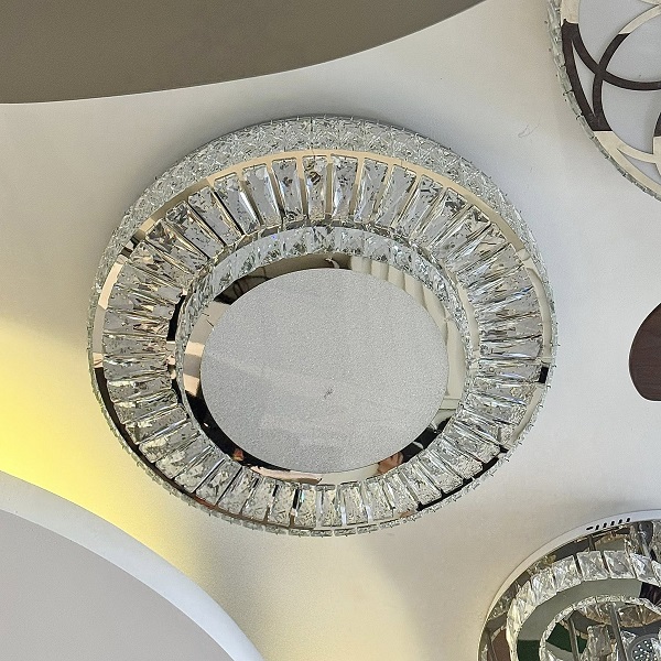 Đèn ốp trần pha lê mâm tròn mang vẻ đẹp sang trọng, tinh tế, giúp tối ưu không gian và phù hợp với nhiều kiến trúc khác nhau