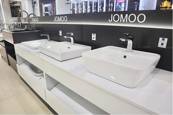 Các mẫu lavabo đặt bàn hoặc âm bàn hiện đại, dễ lau chùi thường được ưu tiên lựa chọn cho nhà ở gia đình