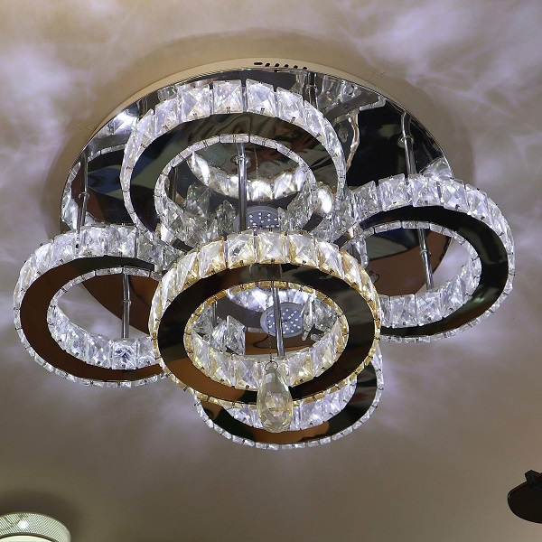 Đèn ốp trần pha lê mâm tròn có các hạt pha lê được chế tác tỉ mỉ giúp khuếch tán ánh sáng mềm mại, tạo hiệu ứng lấp lánh tuyệt đẹp