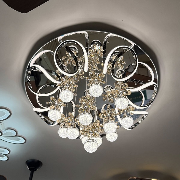 Đèn ốp trần pha lê mâm tròn có thiết kế độc đáo với các đường cong uốn lượn hoặc hình khối bất đối xứng, tạo điểm nhấn ấn tượng cho không gian nội thất.