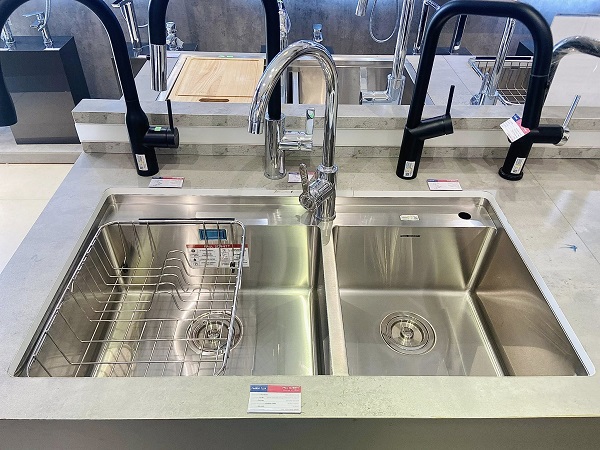 Chậu rửa inox 304 + vòi nóng lạnh có độ bền cao, chống gỉ tốt, thẩm mỹ hiện đại và dễ kết hợp với mọi thiết kế bếp