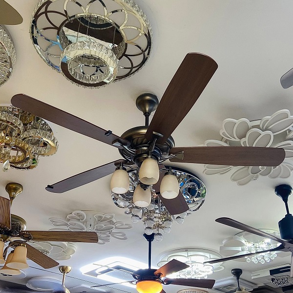 Quạt trần cao cấp sở hữu nhiều ưu điểm vượt trội về thiết kế, công năng và độ bền, đáp ứng nhu cầu ngày càng cao của người tiêu dùng hiện đại