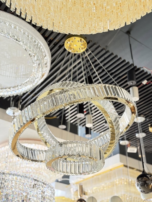 Để phát huy tối đa vẻ đẹp và công năng, cần lựa chọn đúng kiểu dáng, kích thước và ánh sáng của đèn thả pha lê hiện đại phù hợp với từng không gian cụ thể