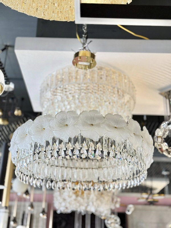 Đèn thả pha lê hiện đại là lựa chọn lý tưởng cho những ai đang tìm kiếm giải pháp chiếu sáng tinh tế, tiết kiệm và thể hiện cá tính nội thất rõ nét