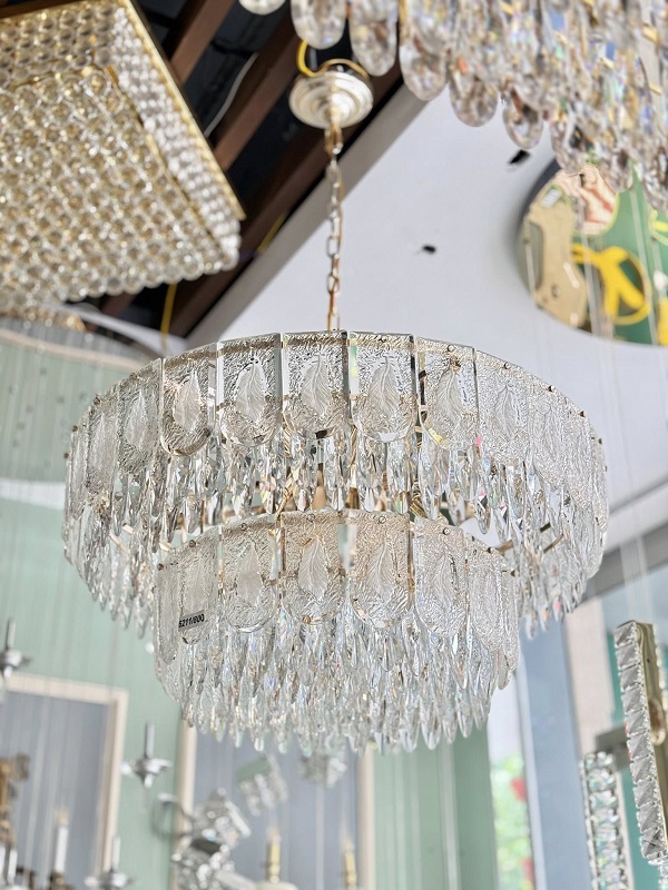 Đèn thả pha lê hiện đại không chỉ là thiết bị chiếu sáng đơn thuần mà còn là điểm nhấn nghệ thuật tinh tế trong thiết kế nội thất