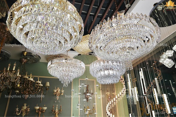 Showroom đèn trang trí cao cấp không chỉ giúp bạn sở hữu những sản phẩm đẹp mà còn đảm bảo sự đồng bộ, an toàn và giá trị thẩm mỹ lâu dài cho không gian sống