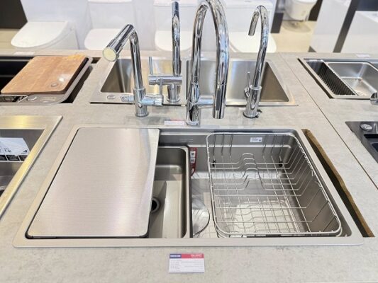 Ưu tiên chọn combo chậu vòi làm từ inox 304 hoặc các vật liệu cao cấp để đảm bảo khả năng chống gỉ và dễ lau chùi trong quá trình sử dụng